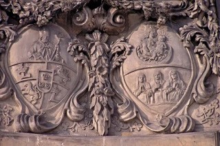 Znaky doksanského kláštera se třemi růžemi uprostřed štítu probošta